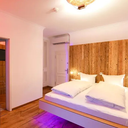 Yachthotel Helvetia Spa- Und Wellnessdomizil فندق لينداو
