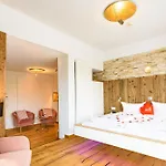 Yachthotel Helvetia Spa- Und Wellnessdomizil מלון