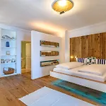 Yachthotel Helvetia Spa- Und Wellnessdomizil מלון לינדאו